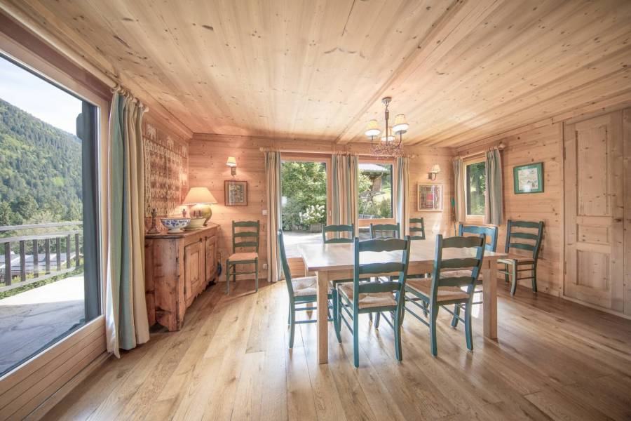 Spacious 5 Bedroom Chalet - Ski In Ski Out 4